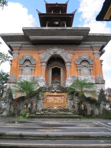 The Ubud Kelod (community centre) entrance